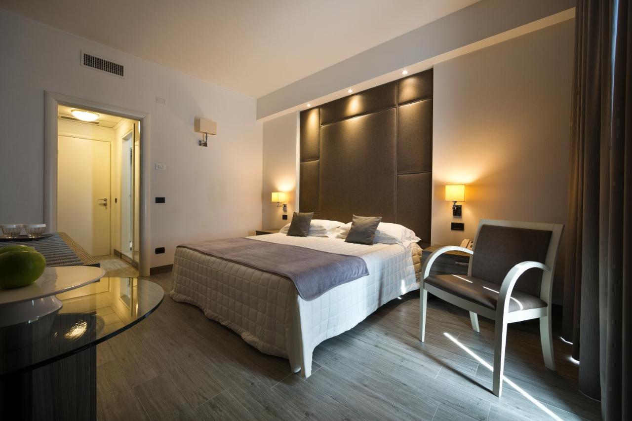 דסנזאנו דל גארדה Hotel Desenzano מראה חיצוני תמונה