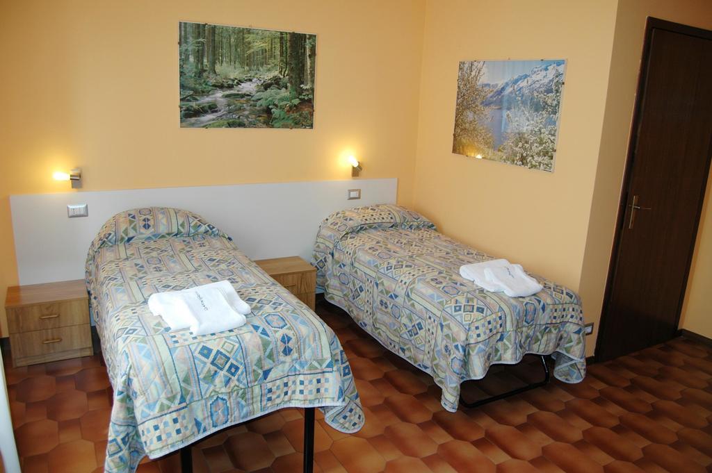 דסנזאנו דל גארדה Hotel Desenzano חדר תמונה