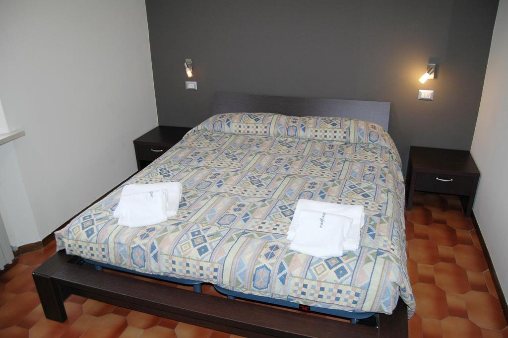 דסנזאנו דל גארדה Hotel Desenzano חדר תמונה