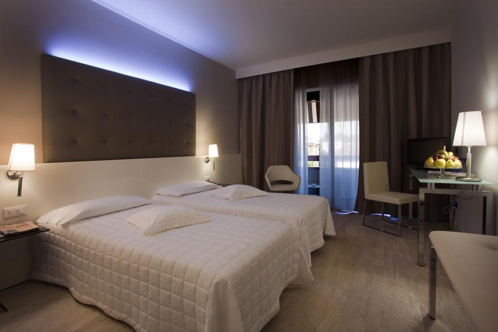דסנזאנו דל גארדה Hotel Desenzano חדר תמונה